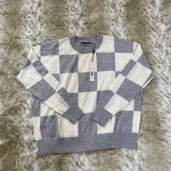 T Tahari Gray and Cream Crew Neck Sweater with Checkered Pattern - Picture 5 of 9